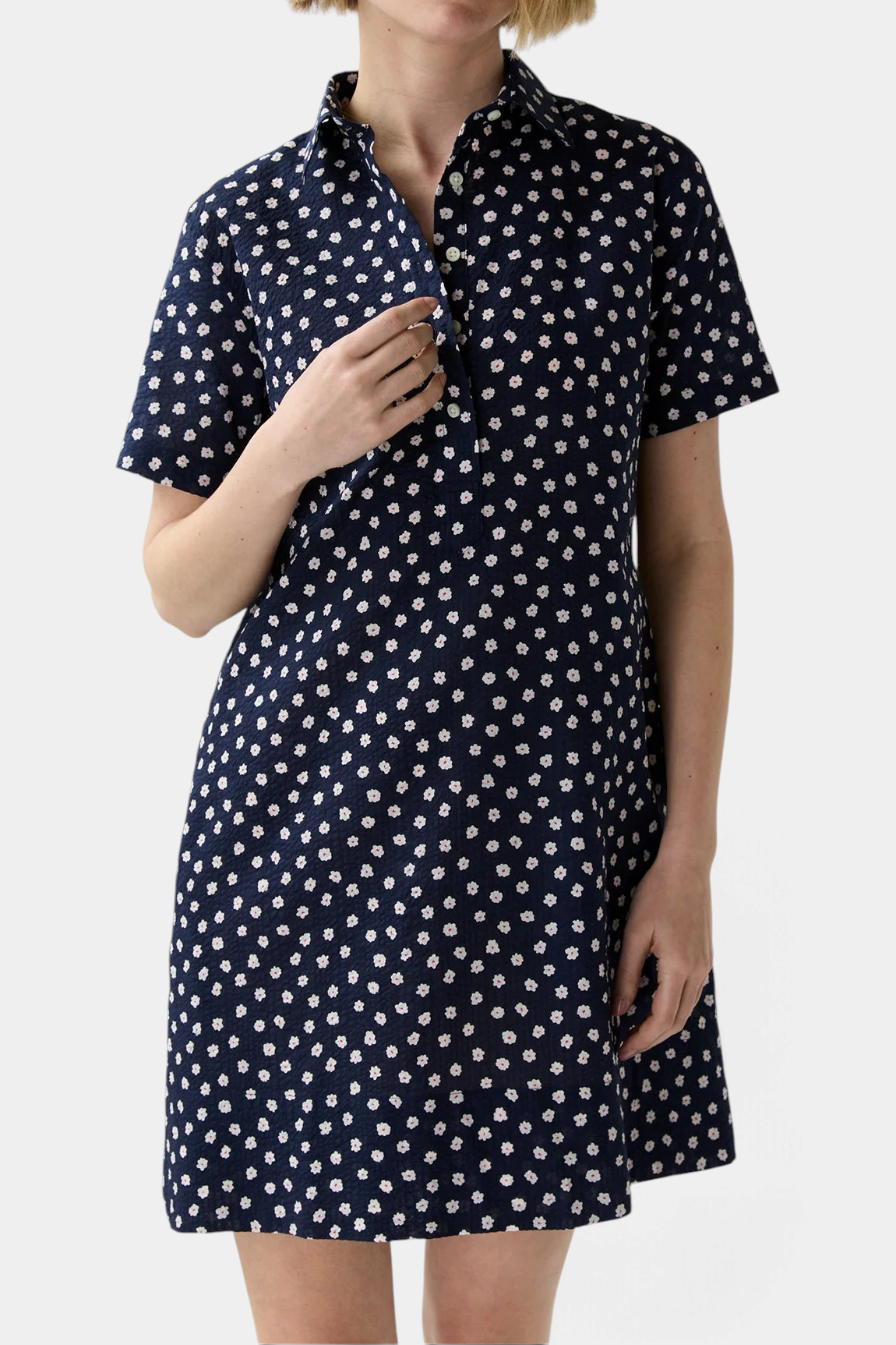 The Copper Shed short-sleeved popover shirtdress in navy crinkle cotton with a white daisy floral print
