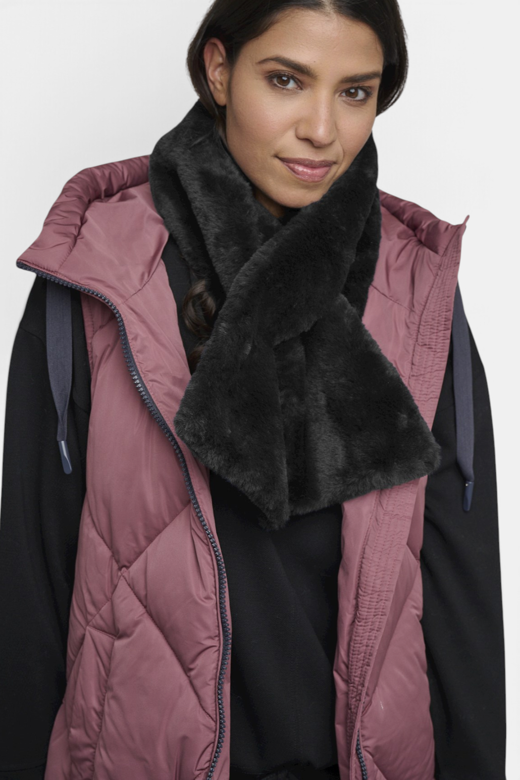 The Copper Shed Stip faux fur scarf in dark grey, featuring a soft polyester texture and a crossed open design.
