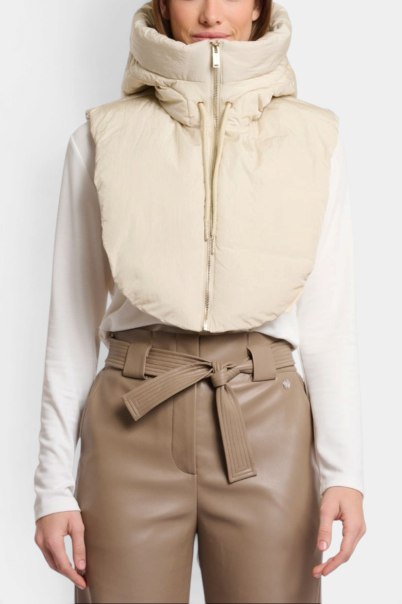 The Copper Shed Rino & Pelle Tabita padded bib in peated beige with a hood and front zip closure.