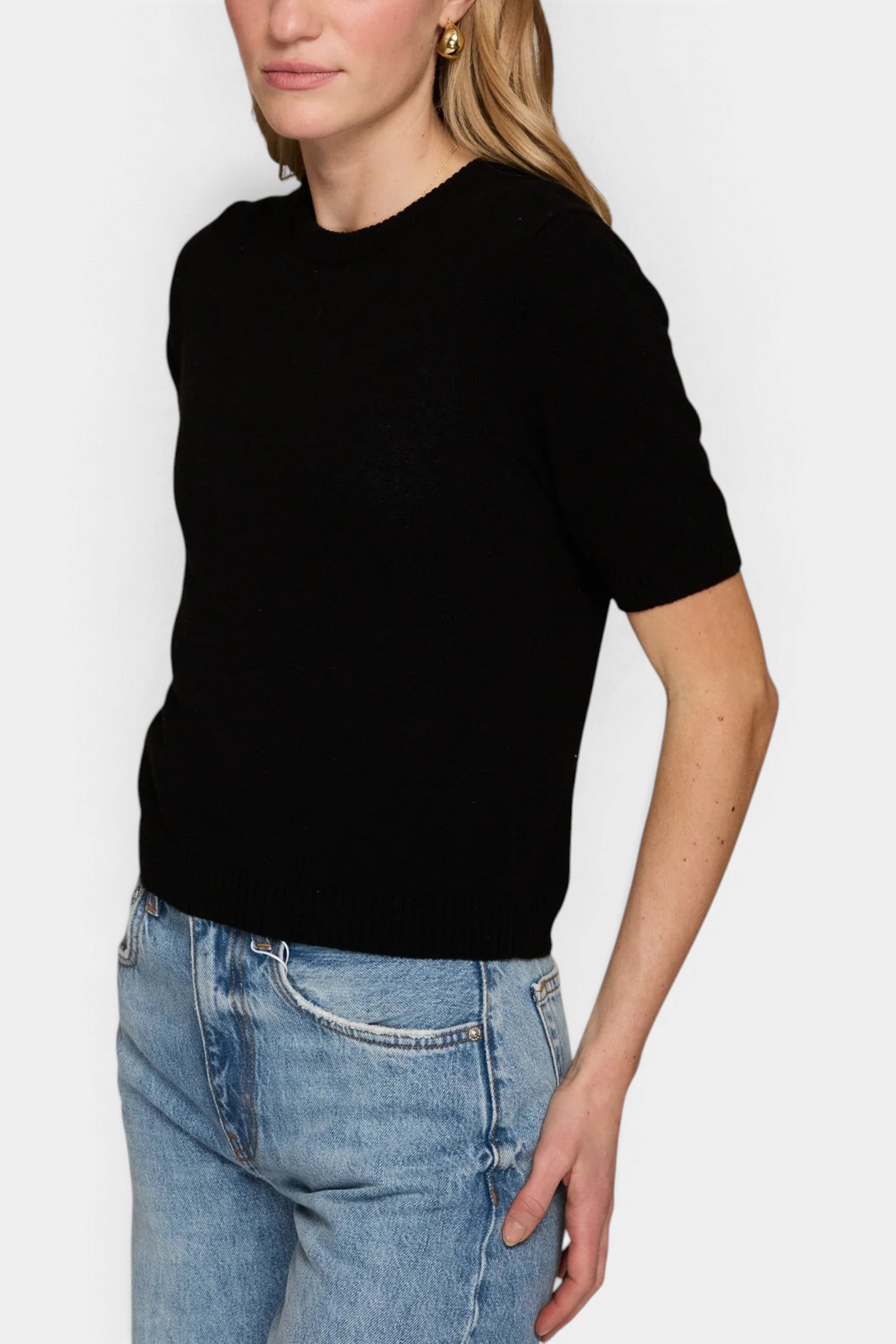 The Copper Shed black short sleeve cropped cashmere crew neck sweater with ribbed trim worn by a model.