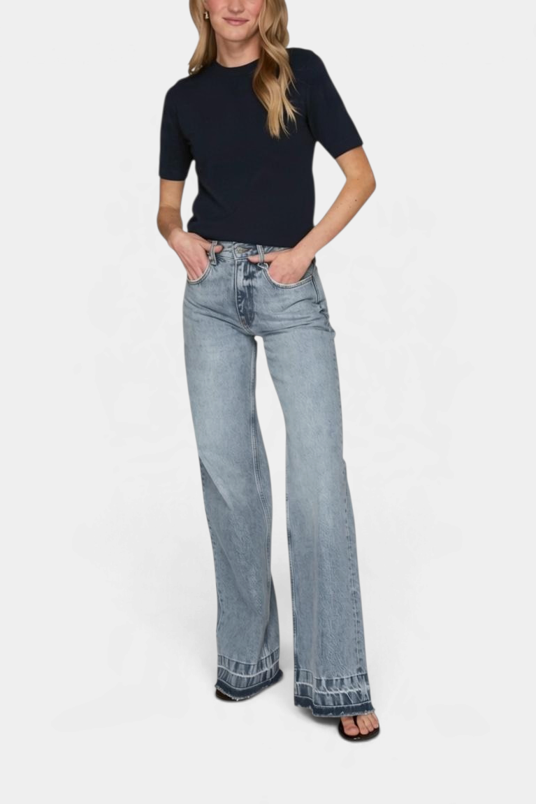The Copper Shed Autum Cashmere navy short sleeve cropped crew neck sweater worn with light wash wide leg jeans.