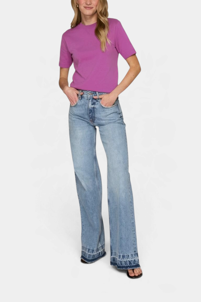 The Copper Shed Autum Cashmere short sleeve cropped crew neck sweater in magenta worn with light wash wide leg jeans